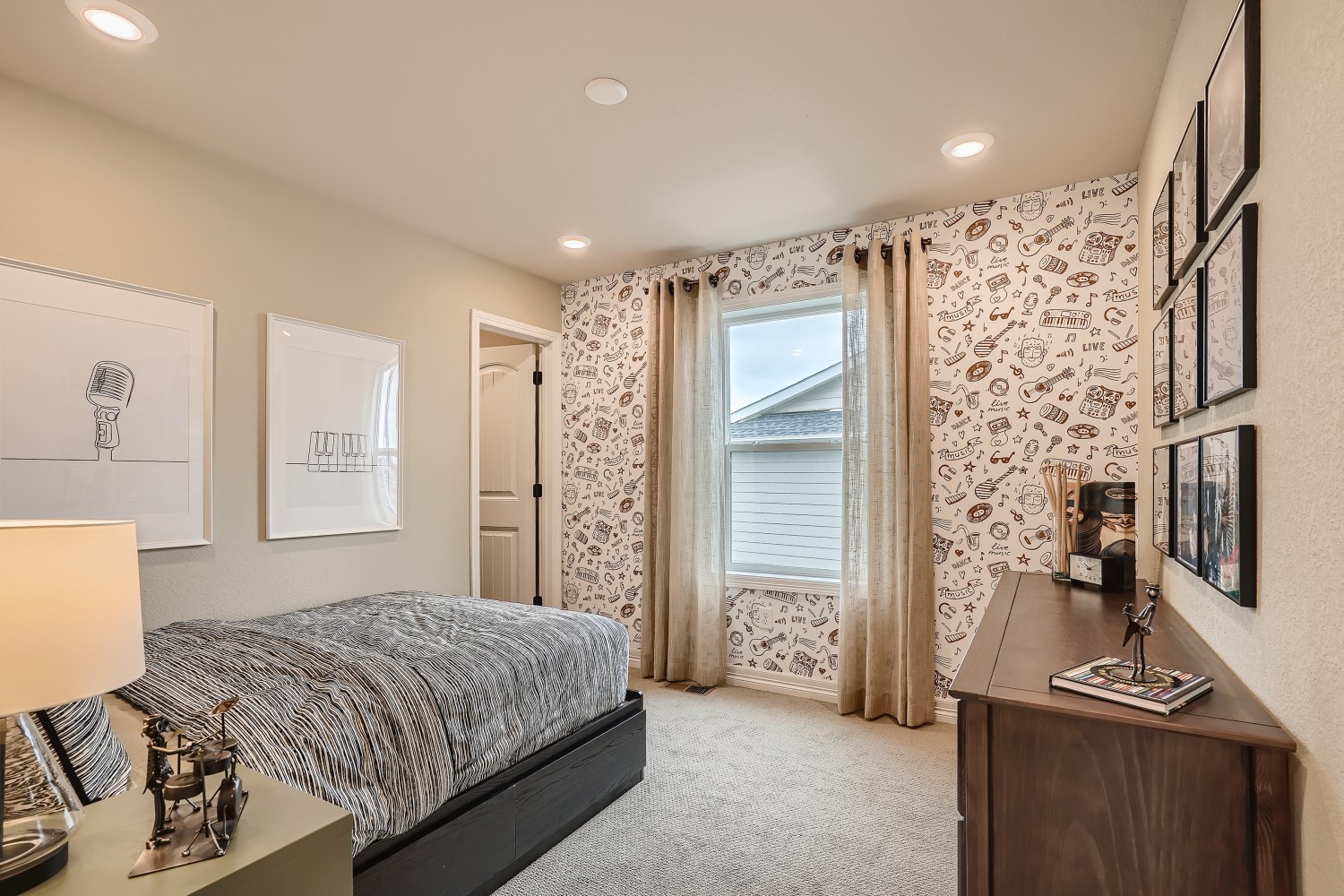 A bedroom with a bed and a desk.