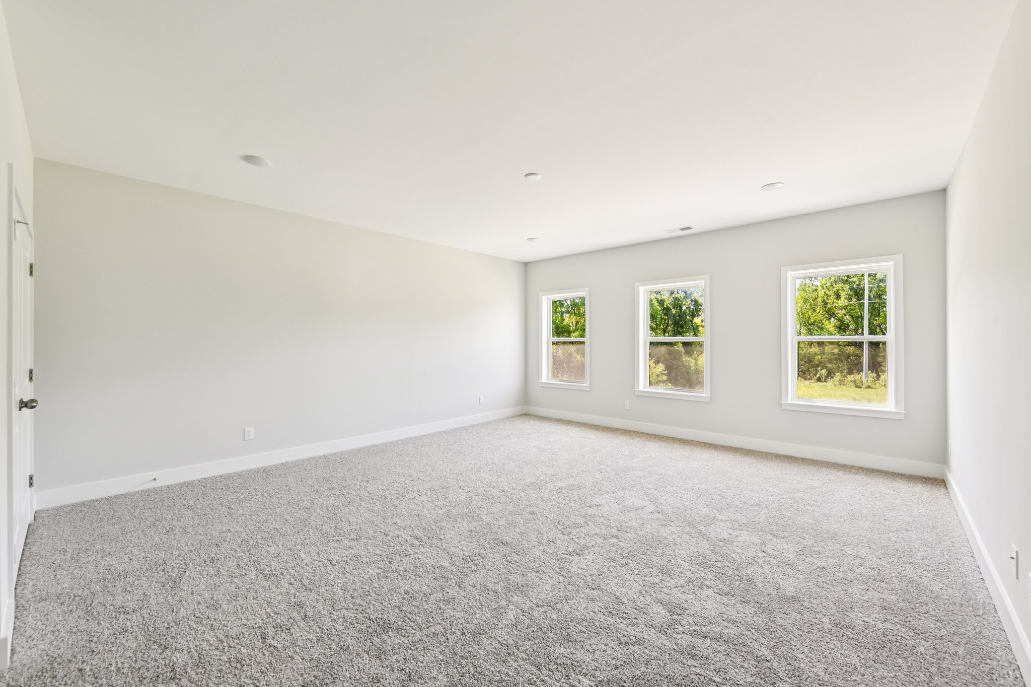 A room with windows.