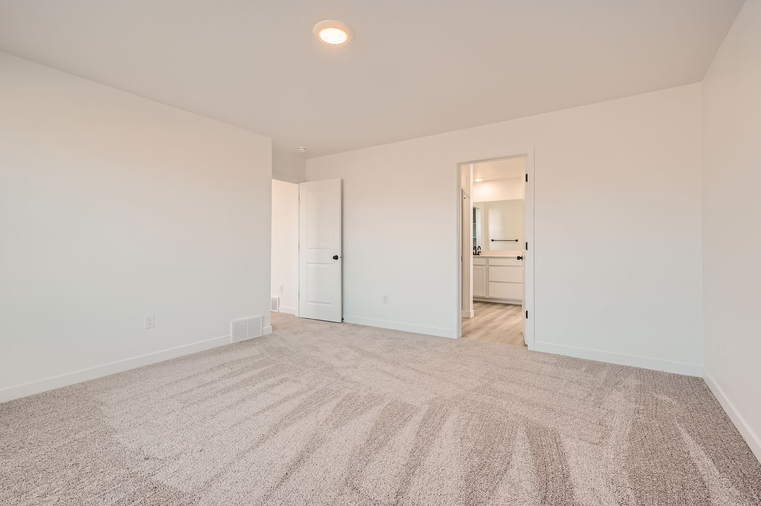 A room with a carpet and a carpet.